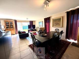 Deze verzorgde en aangename woning is gelegen in de Vrouwenstraat te Astene, een aangename deelgemeente van Deinze.De ligging heeft een vlotte...