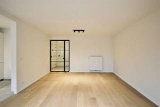 Dit appartement is gelegen op de eerste verdieping in het centrum van Melsele. U beschikt over een zonnig terras en een achterliggende garagebox.De indeling van het appartement is als volgt: U betreedt het appartement via de inkomhal met apart toilet en ingemaakte kast. Door de glazendeur bereikt u de open ingerichte keuken, voorzien van alle nodige toestellen, en aanpalend een bergruimte. Aansluitend is er de living en eetkamer met veel lichtinval. Op de nachthal bevinden zich twee slaapkamers en een ingerichte badkamer met lavabomeubel, inloopdouche en aansluiting voor wasmachine en droogkast.Nog enkele troeven van dit appartement: Centrale verwarming op aardgas, gerenoveerd, hoogwaardige afwerking, verlichtingsarmaturen voorzien, volledig geschilderd, achterliggende garagebox aan € 50,00/maand, lage algemene kosten van € 25,00/maand, laag EPC en het appartement is vrij vanaf 1 december 2026.Interesse? Aarzel zeker niet om ons vrijblijvend te contacteren.