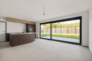 Op zoek naar een nieuwe woning waar je meteen kan intrekken? Deze volledig afgewerkte halfopen woning in Deerlijk is instapklaar en wacht op haar eerste bewoners.
De woning beschikt over 3 slaapkamers, een lichtrijke leefruimte met open keuken, een afgewerkte badkamer, een carport en een zuidgerichte tuin. Keuken, vloeren, sanitair en binnendeuren zijn al geplaatst, zodat je zonder bijkomende werken kan verhuizen.
Je woont in een nieuwe verkaveling tussen de Tapuitstraat, Knokbosstraat, Sint-Elooistraat en Paterstraat. Winkels, scholen en sportvoorzieningen liggen op korte afstand. Dankzij de vlotte verbinding met de E17 bereik je ook Kortrijk, Waregem en Gent snel.
Een energiezuinige nieuwbouwwoning, volledig afgewerkt en onmiddellijk beschikbaar: hier geniet je vanaf dag één van het comfort van nieuwbouw zonder te wachten op de bouw- of afwerkingsfase.