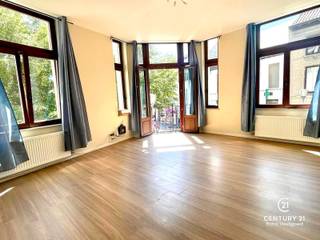 ***VISITS WILL ONLY BE SCHEDULED AFTER WE RECEIVE A FULLY COMPLETED INFORMATION FORM FOR PROSPECTIVE TENANTS, WHICH YOU CAN OBTAIN BY SUBMITTING A REQUEST THROUGH THE LISTING ON THE REAL ESTATE WEBSITE OR BY EMAILING US AT info@echovastgoed.be**<br /><br /><br />Beautiful apartment located on Zegeplein, with a view of the Grote Markt.<br /><br />A distinctive building with a lovely communal entry hall. This beautiful, fully renovated, and charming apartment is located on the first floor, where you’ll find the fully equipped kitchen off the entry hall, leading into the living room with laminate flooring. <br /><br />The living room offers a panoramic view of Zegeplein and the Grote Markt and enjoys plenty of natural light. The bedroom is exceptionally spacious and is well-located at the rear of the building for peace and quiet. <br /><br />The bathroom is very spacious and is equipped with a shower in the bathtub, a sink, a wall-mounted toilet, and a connection for a washing machine. Currently, there are no common area fees due to a rotating cleaning schedule.<br /><br />Unique location and in excellent condition!