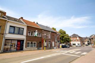 <p>Deze charmante rijwoning combineert uitstekende bereikbaarheid met praktische indeling en mooie toekomstmogelijkheden.</p>
<p>De woning beschikt over een bewoonbare oppervlakte van 116 m² en werd gebouwd in 1956. Ze werd reeds deels opgefrist, maar biedt nog de mogelijkheid om verder te moderniseren en volledig naar eigen smaak af te werken.</p>
<p>Bij het betreden van de woning kom je binnen in de inkomhal, die toegang geeft tot de leefruimte. Aansluitend bevinden zich de eetkamer en keuken, met daarachter de badkamer. Via de gang bereik je het gezellige terras, waar het aangenaam vertoeven is in alle rust. Achteraan is er een praktische bergruimte, ideaal voor fietsen en vuilnis.</p>
<p>Op de eerste verdieping bevinden zich 3 slaapkamers. Via een vaste trap bereik je de zolderverdieping, die momenteel dienst doet als opslagruimte maar, mits het plaatsen van een dakraam, tal van mogelijkheden biedt voor extra kamers of een polyvalente invulling.</p>
<p>De woning wordt verwarmd op gas en behaalt een EPC-score C.</p>
<p>De ligging vormt een absolute troef: op wandelafstand van het station en het centrum van Aarschot, met winkels, scholen en horeca in de directe omgeving. Bovendien is de E314 vlot bereikbaar.</p>
<p>Ben je op zoek naar een goed gelegen woning met potentieel die je nog volledig naar eigen wens kan inrichten? Dan is dit pand zeker een bezoek waard.</p>
<p><strong>Contacteer voor meer info of een bezoek via sven@immogve.be of 0486 40 09 05</strong></p>