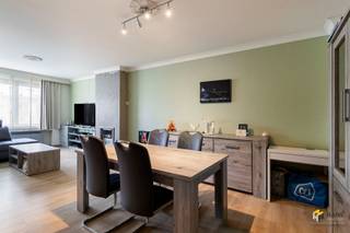 <p><span>Bordink 11 (2e verd.) - Merksem</span></p><p><span> </span></p><p><span>Instapklaar appartement (86 m²) met 2 slaapkamers en terras (8 m²) in Merksem.</span></p><p><span>Dit appartement is gelegen in een rustige woonwijk, op een boogscheut van de Bredabaan en de Lambrechtshoekenlaan. Dankzij de centrale ligging geniet je hier van een vlotte bereikbaarheid met het openbaar vervoer, het velo-deelsysteem en de wagen. In de directe omgeving vind je bovendien een ruim aanbod aan winkels, supermarkten, scholen en andere voorzieningen.</span></p><p><span>Het appartement bevindt zich op de bovenste verdieping van een verzorgd gebouw met twee verdiepingen, waarvan het dak in 2020 geïsoleerd werd. De vaste kosten bedragen €90/maand en omvatten onder andere water, syndicus, spaarpot en blokpolis.</span></p><p><span>Doorheen de jaren werd het appartement piekfijn onderhouden en voorzien van verschillende vernieuwingen. Zo is de elektriciteit conform, werden in 2025 nieuwe aluminiumramen geplaatst en zijn de laminaatvloeren vernieuwd in 2019. Dit alles resulteert in een gunstige EPC-score B, waardoor je hier zorgeloos kan intrekken.</span></p><p><span>Je komt binnen in de inkomhal met apart gastentoilet en ingemaakte vestiairekast. Vooraan bevindt zich de lichtrijke woonkamer (30 m²), met aansluitend de aparte, volledig uitgeruste keuken (8 m²). Daarnaast is er nog een praktische berging/wasplaats (4 m²) te vinden.</span></p><p><span>De badkamer (7 m²) is voorzien van een ligbad/douche en dubbele lavabo. Het appartement beschikt over twee volwaardige slaapkamers van 8 m² en 14 m², waarvan de kleinste toegang geeft tot het zuidwest-georiënteerde terras van 8 m² — ideaal om te genieten van de namiddag- en avondzon.</span></p><p><span>Tot slot is er op het gelijkvloers nog een privatieve berging van 4 m² aanwezig, ruim genoeg voor het stallen van fietsen.</span></p><p><span>Ben je op zoek naar een instapklaar appartement op een rustige, maar centraal gelegen locatie? Mis deze kans niet! Bewoonbare opp. 86 m² – ref.: bruto vloeropp. Voor meer info of een gratis schatting surf naar </span><span><span>www.hansimmo.be</span></span></p><p><span> </span></p>