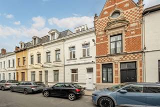 <h2><span>Maison de ville de caractère avec façade classée et 4 chambres au cœur d'Anvers</span></h2><p><span> Située </span><span>dans une rue calme du centre historique </span><span>d'Anvers</span><span>,</span><span> cette charmante </span><span>maison de ville</span><span> présente une </span><span>façade classée magnifiquement restaurée</span><span>. Vous vivrez ici à quelques pas des commerces, des restaurants et cafés animés, des écoles, des transports en commun et des nombreux atouts que le centre-ville a à offrir.</span></p><p><span>Le hall d’entrée donne accès à un salon chaleureux aux </span><span>hauts plafonds</span><span>, qui se prolonge par la salle à manger. À l’arrière se trouve la </span><span>cuisine spacieuse et lumineuse</span><span>, équipée d’appareils électroménagers et dotée de nombreux rangements, offrant une belle vue sur l’agréable </span><span>jardin-patio</span><span>. Une baie vitrée coulissante vous permet d’accéder directement à cet espace extérieur. À proximité, vous trouverez un </span><span>débarras</span><span> pratique </span><span> ainsi qu’une </span><span>salle de douche</span><span> avec WC et lavabo.</span></p><p><span>La maison dispose d’un sous-sol complet avec une </span><span>grande cave sèche</span><span>, idéale comme espace de rangement.</span></p><p><span>Au premier étage se trouvent </span><span>deux chambres spacieuses</span><span>. Le deuxième étage compte </span><span>deux pièces supplémentaires</span><span> sous les combles ainsi qu’un lavabo dans le couloir. Une échelle permet en outre d’accéder au </span><span>grenier de rangement</span><span> très pratique </span><span>.</span></p><p><span>Cette maison constitue un excellent point de départ pour ceux qui souhaitent rénover une demeure de caractère entièrement selon leurs goûts.</span></p><p><span>Atouts :</span></p><ul><li><span>Façade classée et restaurée</span><span> </span></li><li><span>4 chambres</span><span> </span></li><li><span>Jardin-patio agréable</span><span> </span></li><li><span>Cuisine spacieuse</span><span> </span></li><li><span>Cave entièrement sèche</span><span> </span></li><li><span>Grenier aménageable</span><span> </span></li><li><span>Emplacement de choix au cœur d'Anvers</span><span> </span></li></ul><p><span>EPC F (624 kWh/m²) : obligation de rénovation applicable.</span><span> Le logement doit faire l'objet d'une rénovation énergétique dans les délais légaux afin d'atteindre au minimum </span><span>le label EPC D</span><span>.</span></p>