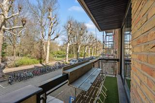 <p>Bent u al een tijd op zoek naar een <strong>instapklaar appartement op een topligging in Gent</strong>? Dan is dit uw kans.</p><p>Gelegen op de eerste verdieping in de François Benaertstraat 46 bevindt zich dit <strong>prachtig gerenoveerd en perfect onderhouden appartement</strong>, pal aan het Muinkpark en op wandelafstand van het centrum én vlot bereikbaar via de invalswegen.</p><p>De indeling is doordacht en meteen overtuigend: een <strong>lichtrijke leefruimte met geïnstalleerde keuken</strong>, twee volwaardige slaapkamers, een moderne badkamer met inloopdouche, afzonderlijk toilet, berging en inkomhal. Zowel voor- als achteraan geniet u van een <strong>balkon met open zichten op het Muinkpark, de Sint-Pietersabdij en de omgeving</strong>.</p><p>Extra troef: mogelijkheid tot aankoop van een <strong>overdekte staanplaats</strong>, wat het comfort op deze centrale ligging compleet maakt.</p><p>Dit is geen appartement dat u moet aanpassen, maar één waar u <strong>meteen kan intrekken en genieten</strong>.</p><p>Wenst u deze opportuniteit zelf te ontdekken?</p>