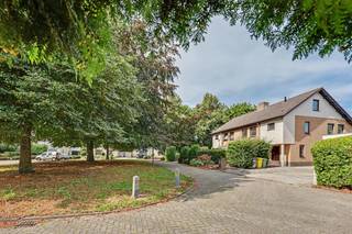 Op een kindvriendelijke locatie gelegen, royale halfvrijstaande instapklare woning met garage en vrij uitzicht aan de voorzijde over groenrijk plantsoen. De woning is in 2023 volledig gerenoveerd en gemoderniseerd met hoogwaardige materialen. Aan de binnenzijde beschikt de woning over een royale entree, luxe gastentoilet, woonkamer met open keuken voorzien van fraai keukenblok, bijkeuken, 4 slaapkamers en een luxe badkamer. Aan de buitenzijde beschikt de woning over een fraai aangelegde en privacy volle voor- en op het noorden gesitueerde achtertuin. De woning is gelegen in een kindvriendelijke woonwijk en op loopafstand van de gezellige dorpskern van Baarle met haar diverse voorzieningen.<br /><br />Begane grond<br />De entree/hal is verder voorzien van de meterkast en de vaste bordestrap naar de eerste verdieping.<br /><br />Het luxe geheel betegelde gastentoilet is voorzien van een wandcloset en fonteintje.<br /><br />De ruime woonkamer met open keuken van ca. 46m² mag vanwege de grote raampartijen aan de voor- en achterzijde met recht licht genoemd worden. De woonkamer is voorzien van de thermostaat en een schuifpui naar de achtertuin.<br /><br />De keuken beschikt over een fraai keukenblok in hoekopstelling met onder- en bovenkastjes, inductie kookplaat, afzuigkap, koelkast, combi-oven, vaatwasser en rvs-spoelbak.<br /><br />De gedeeltelijk betegelde bijkeuken is voorzien van de achter-entree, aansluitingen wasapparatuur, vast kasten met ingebouwde vriezer en een spoelbak.<br /><br />De aangebouwde garage van ca. 17m² is voorzien van een betonvloer, elektrische sectionaalpoort, 2e groepenkast, bediening vloerverwarming en een deur naar de achtertuin.<br /><br />Eerste verdieping<br />De overloop op de eerste verdieping is voorzien van een thermostaat en biedt toegang tot 3 ruime slaapkamers, de luxe badkamer en via de vaste bordestrap is de tweede verdieping bereikbaar.<br /><br />De 3 slaapkamers hebben een oppervlakte van ca. 17m², 14m² en 12m². Alle drie de slaapkamers zijn voorzien van een vaste kast. Vanuit de grootste slaapkamer heeft u rechtstreeks toegang tot de badkamer.<br /><br />De luxe badkamer is geheel betegeld en beschikt over een ruime inloopdouche met thermostaatkraan en handdouche, wandcloset en een fraai badkamermeubel met dubbele vaste wastafel, spiegel met verlichting, een kast, handdoekradiator en elektrische ventilatie.<br /><br />Tweede verdieping<br />Door middel van de vaste trap is de tweede verdieping bereikbaar. De tweede verdieping is verdeeld in een voorzolder, voorzien van een kast met de hybride warmtepomp (2023), en de 4e slaapkamer voorzien van een dakkapel, ingebouwde kasten en een gezellige bank met lades.<br /><br />Tuin<br />De woning is voorzien van een fraai aangelegde voor- en op het noorden gesitueerde achtertuin. De voortuin beschikt naast de oprit, met plaats voor 2 auto’s, naar de aangebouwde garage over bestrating, vaste groene beplanting en buitenverlichting. De privacy volle achtertuin is voorzien van bestrating, terrassen, gazon, vaste groene beplanting, watertappunt, elektrapunten en buitenverlichting.<br /><br />Algemeen<br />• De woning is in 2023 volledig gerenoveerd en gemoderniseerd met hoogwaardige materialen.<br />• De woning is voorzien van een fraai aangelegde voor- en op het noorden gesitueerde privacy volle achtertuin.<br />• De keuring van de elektrische installatie is conform.<br />• De woning wordt verwarmd middels een hybride warmtepomp (2023) en vloerverwarming op de begane grond.<br />• De woning is volledig geïsoleerd en voorzien van houten kozijnen met HR++ en dubbele beglazing.<br />• De woning scheidende muur is extra geïsoleerd met akoestische isolatie.<br />• Perceeloppervlakte 262m². Woonoppervlakte ca. 155m². Inhoud: ca. 566m³.<br />• Bouwjaar: 1977.<br />• Energielabel B.<br />• Stbk verg: Vg Stbk bestem: Wg Dagv: Gmo Voorkoopr: Gvkr Verkavelingsverg: Vv.