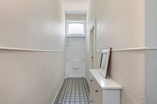 Deze leuke woning werd gerenoveerd met behoud van de authentieke elementen en biedt een gezellige thuis! De ligging nabij het centrum van...