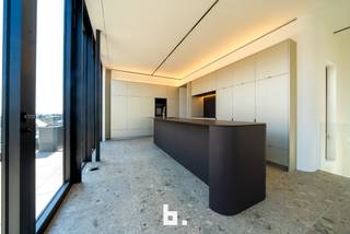 Gelegen op de derde en vierde verdieping, biedt dit stijlvolle penthouse/duplex appartement een harmonie tussen authentieke charme en luxe...