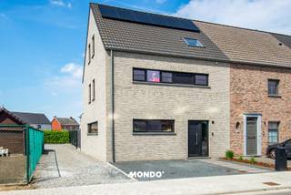 Deze zeer ruime recente instapklare woning bevindt zich in Blaasveld en is gelegen op wandelafstand van natuurdomein Het Broek. Dankzij haar...
