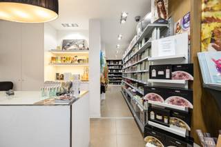 OMSCHRIJVINGMooi groot handelspand met commerciële ligging in het centrum van Westmalle.De winkel is instapklaar en voorzien van airco/ verwarming...