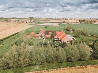 Maison de campagne exceptionnelle à vendre à Heuvelland. Cette magnifique propriété est idéalement située sur 1 hectare entre les collines flamandes. L'ensemble de la propriété est fini dans les moindres détails et respire la grandeur. Profitez d'une oasis de paix et d'intimité.<br /><br />La maison de campagne : Rez-de-chaussée : Hall d'entrée avec toilettes séparées - salon spacieux et lumineux avec une vue magnifique, divisé en salle à manger, salon et coin salon avec accès à la terrasse - cuisine spacieuse - cave à vin fraîche - espace bureau séparé - porte vitrée donnant sur l'annexe - chambre au rez-de-chaussée avec salle de bains privative.<br />Premier étage : deux chambres, chacune avec sa propre salle de bains privative de haute qualité et son dressing.<br /><br />Dépendances : Outre la chambre de plain-pied, l'annexe comprend un garage spacieux, plusieurs salles polyvalentes et une salle de fête unique avec buanderie, idéale pour recevoir des invités ou comme studio d'art.<br /><br />La propriété possède plusieurs garages. Au total, il y a un espace de garage pour 4 voitures. L'un des garages est suffisamment haut pour accueillir un camping-car. Il y a également de nombreuses places de parking ainsi qu'un abri pour voitures.<br /><br />Les points forts<br />Outre la finition intérieure de haute qualité et les nombreuses personnalisations apportées à l'ensemble de la maison, cette propriété se distingue par ses performances techniques et sa polyvalence exceptionnelle. La maison possède un label EPC B, un chauffage au sol, des panneaux solaires, une récupération des eaux de pluie et son propre puits d'eau souterraine. Tout cela, combiné à l'intimité totale d'un terrain d'un hectare et à la salle de fête unique en son genre, fait de ce manoir une résidence prête à emménager et tournée vers l'avenir d'un calibre rare.<br /><br /><br />Registre des mesures: en cours de demande