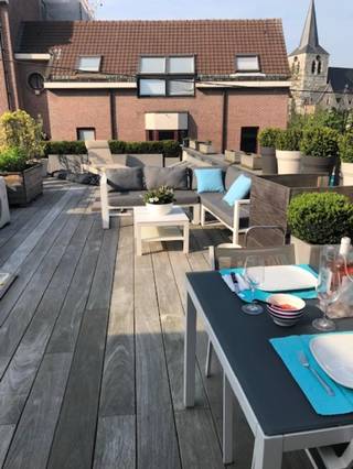 Charmant appartement met een uitzonderlijk groot terras!Omvat 2 slaapkamers, open keuken, woonkamer met eetplaats, afzonderlijke toilet, luxueuze...