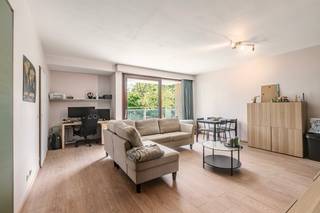<p>Te koop: Lichtrijk appartement op een rustige locatie aan het Rucaplein te Wilrijk.<br /><br />Dit perfect onderhouden appartement combineert comfort, rust en een uitstekende ligging nabij het Middelheimpark. De voorbije jaren heeft het appartement én het gebouw recente renovaties ondergaan, waardoor u meteen kan genieten van een instapklare thuis. Dankzij de ligging aan de achterzijde van het gebouw geniet u hier van een aangename stilte, terwijl de grote raampartijen zorgen voor veel natuurlijk licht in de leefruimte. Winkels, scholen, openbaar vervoer, het ziekenhuis en belangrijke invalswegen bevinden zich in de directe omgeving, wat deze locatie bijzonder praktisch maakt. Een ideale opportuniteit voor wie een appartement zoekt in Antwerpen met een vlotte bereikbaarheid en een rustige woonomgeving.<br /><br />Belangrijkste ruimtes:<br />• Ruime woonkamer met veel lichtinval en voorzien van ingemaakte kasten<br />• Recent gerenoveerde keuken uitgerust met inductiekookplaat, combi-oven, vaatwasser en koelkast met vriesvak<br />• Slaapkamer<br />• Vernieuwde badkamer met ligbad, wastafel in meubel en aansluiting voor wasmachine en droogkast<br />• Apart toilet met handenwasser<br />• Inkomhal met parlofoon<br />• Terras met zicht op groen<br /><br />Troeven:<br />• Smaakvol vernieuwd en perfect onderhouden appartement<br />• Rustige ligging<br />• Incl. kelderberging<br />• Recente renovaties zoals: achtergevel en terrassen, verwarmingsketel, dak, vloeren, ingemaakte kasten, keuken, badkamer<br /><br />Neem vandaag nog contact op voor een bezoek. JOUW DROOMAPPARTEMENT. ZO GEVONDEN!</p>