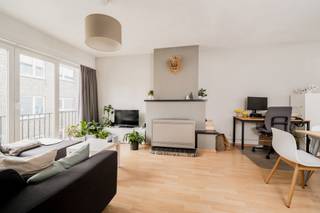 <p>Dit aangename twee slaapkamer appartement bevindt zich op de tweede verdieping van een kleinschalig residentie, gesitueerd in de Veluwestraat in het hartje van de stad en heeft dus een ideale uitvalsbasis.</p>
<p>Via de inkomhal betreedt u het appartement. Er werd gekozen voor een open indeling van de ruimtes waardoor u een maximaal ruimtegevoel kan ervaren met een optimale lichtinval. De keuken, die voorzien is van kasten en toestellen, geeft u toegang naar de aangename buitenruimte. Deze is deels inpandig waardoor u optimaal kan ontspannen en in alle privacy genieten van het stadsleven. Aan de achterzijde van het appartement bevindt zich de masterbedroom met ensuite badkamer voorzien van ligbad, lavabo en toilet. De tweede slaapkamer bevindt zich langs de voorzijde en kan naast slaapkamer ook worden ingericht als bureauruimte. <br /><br />Het appartement is ideaal voor eigen bewoning maar tevens ook als investering aangezien het appartement momenteel verhuurd is. <br /><br />Openbaar vervoer, winkels, sportfaciliteiten, allen op wandel-/fietsafstand.</p>