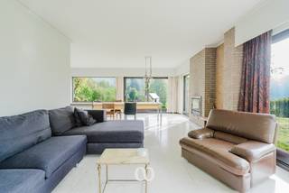 À la recherche d'une maison de location unique avec espace et tranquillité ? Cette maison charmante et particulièrement charmante dans la périphérie verdoyante de Ronse offre tout cela : authenticité, confort et un emplacement excellent. Une opportunité rare sur le marché de la location !<br /><br />Disposition :<br />-Rez-de-chaussée : En entrant, vous serez accueilli dans un hall d'entrée spacieux avec des toilettes pour les invités. À gauche se trouve le salon lumineux offrant une vue magnifique sur les environs. À droite du hall d'entrée, vous avez une salle à manger avec une cuisine attenante. Il y a encore 2 chambres spacieuses et une salle de bains au rez-de-chaussée. Pour la voiture, il y a un grand garage avec un espace de rangement à l'arrière.<br /><br />-1er étage : À l'étage, il y a encore 3 chambres à coucher.<br /><br />À l'extérieur, vous pourrez profiter d'un jardin agréable avec une terrasse, idéal pour se détendre dans un cadre verdoyant.<br /><br />Cette maison se distingue par son emplacement exceptionnel avec de magnifiques vues. Une offre rare pour ceux qui veulent louer avec style et confort dans un environnement calme mais facilement accessible.<br /><br />Souhaitez-vous planifier une visite ? Inscrivez-vous rapidement via le lien suivant. https://coorevits.mijnhuurprofiel.be/property/8c437410-e9ca-4ea0-8776-22d7841f61b5