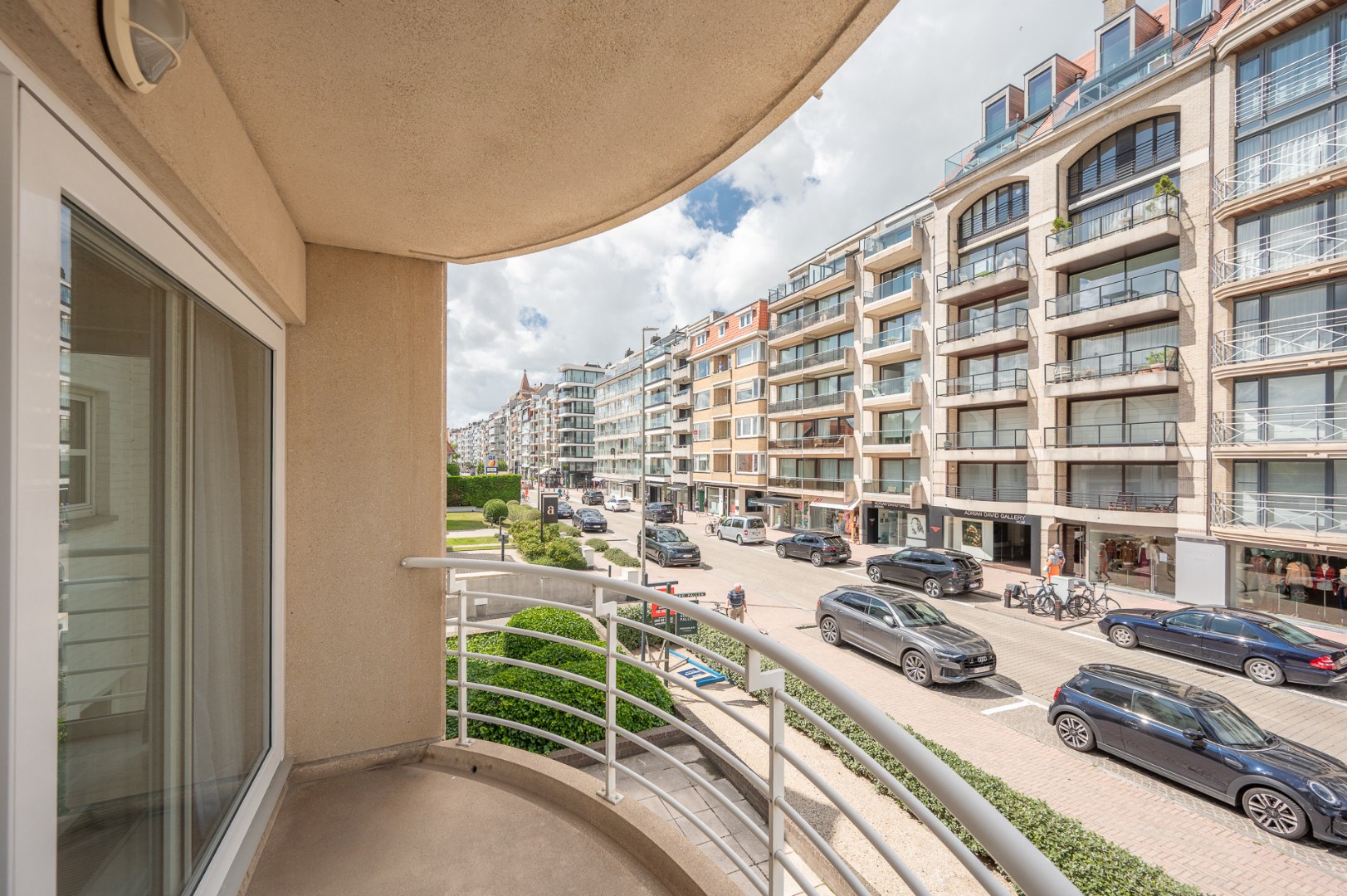 Twee-slaapkamer appartement in standingvolle villaresidentie in het Zoute - foto 2