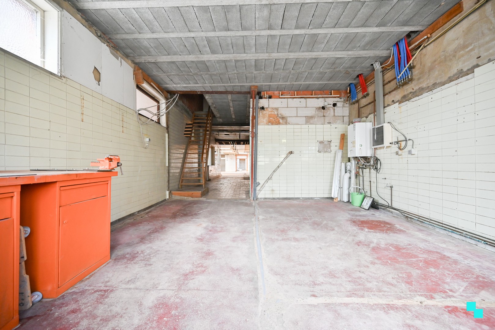 Bedrijfsgebouw met bovenliggend appartement te Sint-Eloois-Winkel - photo 2