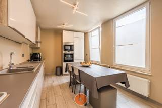 Ontdek deze unieke kans om eigenaar te worden van dit prachtig <strong>handelspand met volledige woning</strong>, gelegen in het bruisende centrum van <strong>Menen</strong>. Deze charmante Bel-Etage-woning combineert het beste van zowel een commerciële ruimte als een comfortabel woongedeelte, en biedt eindeloze mogelijkheden voor ondernemers en gezinnen.<br /><br />Op de bovenverdieping hebben we het <strong>woongedeelte</strong>. Deze is ook via een<strong> aparte ingang </strong>bereikbaar.<br />Op de eerste verdieping bevindt zich de <strong>volledige geïnstalleerde keuken</strong> voorzien van microgolfoven, oven, dampkamp, elektrisch- en gasfornuis, vaatwasmachine. De z<strong>eer lichtrijke woonruimte</strong> geeft toegang tot de 2<sup>de</sup> verdieping. De <strong>eerste ruime slaapkamer </strong>bevindt zich ook op de eerste verdieping.<br /><br />Op de <strong>tweede verdieping</strong> zijn er <strong>3 ruime slaapkamers</strong> en een<strong> zeer ruime badkamer</strong> voorzien van <strong>douche</strong>, <strong>dubbele lavabo</strong> en <strong>toilet</strong>.<br />Er is nog een volledige zolderverdieping met een vaste trap die vrij in te delen is.<br /><br />De volledige woning is voorzien van<strong> centrale verwarming</strong> op gas en <strong>dubbele beglazing</strong>.<br /><br />Het <strong>handelspand </strong>is ingericht als volgt:<br />Bij het binnenkomen is er een <strong>winkelruimte </strong>voorzien met daar achter een <strong>bureauruimte</strong>. Verder bevindt er zich nog een <strong>keuken </strong>ruimte en een <strong>apart toilet</strong>. Ook de <strong>tuin </strong>is bereikbaar via de beneden verdieping.<br /><br />De locatie is absoluut ideaal. Gelegen in het hart van Menen, geniet dit handelspand van een uitstekende zichtbaarheid en een hoge passage. Het is omgeven door diverse winkels, restaurants en andere voorzieningen, waardoor het een uitstekende plek is om een bedrijf te vestigen. De centrale ligging zorgt ook voor een vlotte verbinding met nabijgelegen steden en gemeenten.<br /><br /><strong><span><span>Pluspunten:</span></span></strong>
<ul>
<li><span><span>Centrale ligging </span></span></li>
<li><span><span>Gunstig EPC </span></span></li>
<li><span><span>Aparte ingang voor handelspand en woongedeelte</span></span></li>
</ul>
<span>Wenst u graag meer informatie over deze woning? U kunt alle gegevens en specificaties vinden op onze website www.immolietaer.be.</span><br /><span><span><span><span><span><span><span><span><span><span><span><span><span><span><span><span><span><span><span><span><span><span><span><span><span><span><span><span><span><span><span><span><span><span><span><span><span><span><span><span><span><span><span><span><span><span><span><span><span><span><span><span><span><span>Heeft u interesse in meer informatie of een bezoek aan deze woning? Aarzel niet om contact op te nemen met Kimberly via 0470574605.</span></span></span></span></span></span></span></span></span></span></span></span></span></span></span></span></span></span></span></span></span></span></span></span></span></span></span></span></span></span></span></span></span></span></span></span></span></span></span></span></span></span></span></span></span></span></span></span></span></span></span></span></span></span><br />