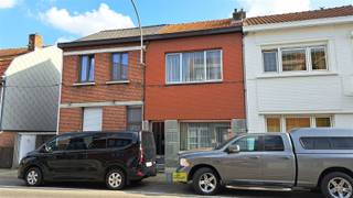 Gunstig gelegen, te renoveren woning op een perceel van 285m² met zuidoost - oriëntatie.Op het gelijkvloers bevinden zich een woonkamer met...