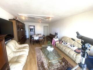 <strong>2 slaapkamer appartement op de 9e verdieping met frontaal zeezicht in R</strong><span><span><strong>esidentie Sealing, op de Zeedijk van Blankenberge. Gelegen op uitstekende locatie met magnifiek uitzicht op ingang jachthaven. Korte termijn huur is mogelijk<br /></strong><br /><strong>INDELING: </strong><br /><br /></span></span>
<div>
<div>
<div>INKOMHAL op tegel ca. 5,8 m² met vestiaire en toilet..<br /><br />Lichte LEEFRUIMTE 7,32m op 4,16m op laminaat met zicht op zee, canapé bed aanwezig voor 2 personen<br />Ingerichte KEUKEN ca. 5,6m² voorzien van opbergkasten en toestellen; kookplaat, dampkap, oven, ijskast, diepvries, spoelbak<br />Ruime eerste SLAAPKAMER ca. 12,70m² met ingemaakte kasten en een tweede SLAAPKAMER ca. 10,70m² <br />Ingerichte BADKAMER voorzien van douche in bad, enkele lavabo in een kastenmeubel.<br /><br /><span>TERRAS toegankelijk via de slaapkamers aan de zonnige kant ca. 7,5m² met zicht op de jachthaven!<strong><br /></strong></span><span><strong><br /><br />BIJZONDERHEDEN:<br /></strong></span>* Frontaal zeezicht vooraan en achteraan zicht op de jachthaven<br />* Toegang naar de Franchommelaan via erfdienbaarheid en de Jachthaven<br />* Lift in het gebouw , Fietsenberging, uitstekend onderhouden gebouw <br />* Kelder inclusief<br />* Overal dubbele beglazing, conforme keuring, inidviduele nutsvoorzieningen, verwarming op gas 2021, Goede EPC-score: 127Kwh/m²<br />* Korte en lange termijn huur mogelijk. Voor KT zijn er andere voorwaarden) </div>
</div>
</div>