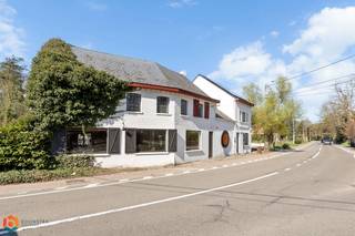 Op een prachtige locatie te Keerbergen bevindt zich dit handelspand met bovengelegen woonst en ruime parking. Dit karaktervolle vastgoed bevindt zich vlakbij het centrum en het prestigieuze Golf- en Meerdomein van Keerbergen. U geniet hier dan ook van een prachtige ligging in een groene omgeving met een uitstekende bereikbaarheid en visibiliteit, maar toch vlakbij winkels, scholen en het openbaar vervoer. <br /><br />Benieuwd naar dit unieke handelspand met woonst? Klik hier voor een mooie beleving!<br /><br />Op het handelsgelijkvloers bevindt zich de inkomhal met vestiaire voor cliënteel, de handelsruimte met hyper geïnstalleerde keuken, voldoende opbergplaats en meerdere sanitaire voorzieningen. Achteraan beschikt u ook over een ruim terras, waar de klanten in alle rust kunnen genieten van een sfeervol samenzijn. Naast het etablissement bevindt zich tevens nog een ruime parking. De getoonde prijs is enkel voor het gebouw.<br /><br />De eerste verdieping is voorzien van een bovengelegen woonst die u kan betreden via een aparte ingang. Deze lichtrijke leefruimte kunt u inrichten met een gezellige zithoek en aparte eetplaats. De open keuken is mooi geïntegreerd in het geheel, voorzien van de voornaamste toestellen. Verder beschikt u nog over twee ruime slaapkamers, een toilet en een badkamer met lavabo en douche.<br /><br />Het pand is uitgerust met zonnepanelen. De EPC van het handelspad is een label D. De EPC van de woonst bedraagt 678 (label F). U bent dan ook verplicht om de residentiële eenheid binnen de 5 jaar na aankoop grondig energetisch te renoveren tot minimum EPC-label D. <br /><br />Dit is een uitstekende opportuniteit als u op zoek bent naar een handelspand met woonst nabij het centrum van Keerbergen. Contacteer ons voor meer informatie op 0474 78 07 73 of via info@boonstravastgoed.be . <br /><br />Bijzonderheden:<br />- Uitstekende ligging <br />- Uitzonderlijke visibiliteit<br />- Handelsgelijkvloers met woonst