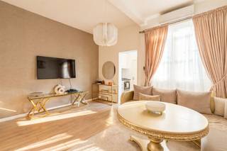 <p>Op zoek naar een gezellig en instapklaar appartement op een aantrekkelijke locatie? Ontdek dit gerenoveerde appartement op de eerste verdieping van een kleinschalig gebouw in het geliefde Oud-Berchem.</p><p>Het appartement heeft een bewoonbare oppervlakte van 55 m² en beschikt over twee slaapkamers, waarvan één doorloopkamer. Deze indeling biedt verschillende mogelijkheden, bijvoorbeeld voor een slaapkamer met aansluitende dressing of een gezellige werkruimte.</p><p><strong><u>Troeven van het appartement:</u></strong><br />Gerenoveerd en instapklaar<br />Gelegen op de eerste verdieping<br />Terras<br />55 m² bewoonbare oppervlakte<br />Twee slaapkamers, waarvan één doorloopkamer<br />Kleinschalig gebouw<br />Geen extra gemeenschappelijke kosten<br />Gelegen in het charmante Oud-Berchem<br />Centrale ligging nabij winkels, horeca en openbaar vervoer<br />Een ideale woonplek voor een alleenstaande of koppel dat op zoek is naar een gezellig appartement met een praktische indeling en een uitstekende ligging.</p><p>Interesse? Neem contact op voor meer informatie of een bezoek ter plaatse: <strong>info@markasa.be</strong> of <strong>03/827.72.92</strong></p>