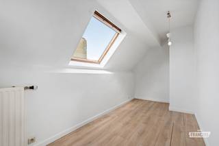 Op een goed gelegen locatie in Oostende (mobiscore 9,2/10) vindt u dit verzorgde opbrengsteigendom, een karaktervol hoekgebouw met drie volledig vergunde appartementen. Het geheel vormt een stevige instapklare basis voor wie op zoek is naar een rendabele vastgoedbelegging. 💼<br /><br />Twee van de drie appartementen zijn vandaag reeds verhuurd aan kwalitatieve huurders die stipt betalen en zorg dragen voor hun woning — een stabiele verhuursituatie die meteen rendeert. <br /><br />Elk appartement beschikt over zijn eigen individuele verwarming met een condenserende gasketel (geplaatst tussen 2018 en 2020), zodat de entiteiten volledig afzonderlijk verwarmd worden en de verbruikskosten per huurder lopen. De nieuw opgemaakte EPC's leveren één label B en twee labels C op — een sterke troef met het oog op de verhuurbaarheid en de energienormen van de komende jaren. ⚡<br /><br />Ook op juridisch en administratief vlak is het dossier in orde: de drie appartementen zijn vergund, elk conform de Vlaamse Wooncode, het gebouw kreeg een gunstig brandveiligheidsadvies van de stad en er zijn geen bouwovertredingen. Dat geeft u als investeerder meteen rust en zekerheid. ✅<br /><br />Kortom: een verzorgde, energiezuinige opbrengsteigendom met drie afzonderlijke entiteiten, recent gerenoveerd — een interessante opportuniteit voor zowel de ervaren als de startende investeerder. 🏢<br /><br />