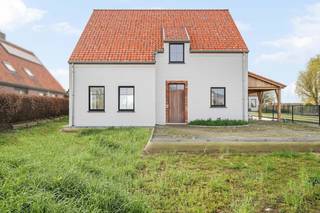 Deze charmante nieuwbouwvilla op lot 2 aan de Diksmuidesteenweg in Hooglede is volledig opgebouwd en wordt nu verder door Dumobil voor jou afgewerkt! Plan je bezoek in met onze bouwadviseur, want deze gloednieuwe woning is op korte termijn instapklaar! Hier krijg je de mogelijkheid om de charme van een landelijke bouwstijl te combineren met het comfort van de nieuwste technieken. Het perceel van 590 m² is toegankelijk via een inrit met een dreef. De woning combineert charme met modern comfort en is voorzien van een houten charmante carport, een aparte berging en wasplaats. Er is een zithoek voorzien die overloopt in de eetruimte en open keuken met keukeneiland die uitkijkt op de tuin. Er is een apart toilet voorzien op het gelijkvloers en de 1ste verdieping. De zonovergoten tuin is ideaal zuidelijk georiënteerd. Op de eerste verdieping vind je drie ruime slaapkamers, waarvan één met dressing en verder via de vaste trap een lichtrijke perfect geïsoleerde zolder perfect voor hobbyruimte/speelkamer. Deze nieuwbouwvilla is voorzien van een warmtepomp wat ervoor zorgt dat je heel energiebewust en duurzaam kan verwarmen en koelen. Daarbij sta je door de strategische ligging in een mum van tijd in Roeselare of Staden. Contacteer ons voor meer info of een bezoek: 051 40 10 12 – villabouw@dumobil.be - www.dumobil.be/nl/villabouw/bouwgronden/villaprojecten-hooglede-diksmuidesteenweg<br />