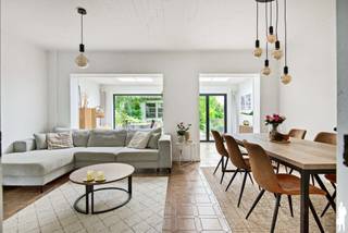 <p><strong>Instapklare gezinswoning met 3 slaapkamers en gezellige tuin<br /></strong>Deze verzorgde gezinswoning is rustig gelegen in een aangename woonwijk te Wilrijk en combineert ruimte, comfort en een uitstekende ligging. Met drie volwaardige slaapkamers, een polyvalente zolderruimte en een onderhoudsvriendelijke tuin biedt deze woning een aangename combinatie van wooncomfort, functionaliteit en tal van mogelijkheden.</p>
<p><strong>Belangrijke kenmerken</strong><br />- Bewoonbare oppervlakte: 127 m²<br />- 3 slaapkamers<br />- Extra zolderruimte<br />- Ruime, lichtrijke leefruimte<br />- Onderhoudsvriendelijke ZW tuin met tuinberging<br />- Condensatieketel op gas<br />- EK = conform<br />- EPC-label C (273 kWh/m²) ==> De ramen werden vernieuwd na de opmaak van het EPC<br />- Verschillende parken en recent vernieuwde speeltuinen op wandelafstand (o.a. Park van Eden en Wanninkhovepark)<br /><br /><strong>Indeling<br /></strong>Via de inkomhal bereikt u, langs het gastentoilet en de praktische was-/bergruimte, de ruime en lichtrijke leefruimte met aansluitend de volledig uitgeruste keuken. Op de eerste verdieping bevinden zich drie ruime slaapkamers en een badkamer met douche, toilet en lavabo. De zolderverdieping schept de mogelijkheid tot het creëren van een extra polyvalente ruimte die perfect kan dienen als bureau, hobbyruimte, berging of extra slaapkamer. De onderhoudsvriendelijke tuin beschikt bovendien over een ruime tuinberging.</p>
<p><strong>Ligging<br /></strong>De woning geniet van een gunstige ligging te Wilrijk, nabij winkels, scholen, openbaar vervoer en belangrijke invalswegen richting Antwerpen en Brussel.</p>
<p>Kortom: Een ideale woning voor wie op zoek is naar een instapklare thuis op een centrale locatie.<br /><br />Stedenbouwkundige info in aanvraag.</p>