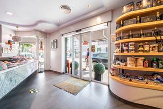 Ce rez-de-chaussée commercial bien situé offre une merveilleuse opportunité pour les entrepreneurs du secteur alimentaire. La propriété est actuellement aménagée en tant que traiteur haut de gamme et dispose d'une cuisine professionnelle entièrement équipée avec son contenu. L'agencement actuel est pratique et prêt à fonctionner immédiatement, idéal pour accueillir vos clients. L'emplacement de cette propriété offre une grande visibilité et accessibilité avec des facilités de stationnement. Ne manquez pas cette opportunité de démarrer ou de développer votre propre activité. Contactez-nous dès aujourd'hui pour une visite et découvrez les opportunités que cette propriété a à offrir.<br /><br />