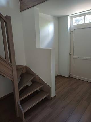 Nieuwbouw instapklare gezinswoning met 3 slaapkamers op een zeer gunstige ligging. De woning is voorzien van een ruime inkomhal, woonkamer, keuken, berging, achterinkom met apart toilet. Trap naar boven, 2 ruime slaapkamers, badkamer (bad/douche/dubbele wastafel/toilet). Trap naar boven, overloop, slaapkamer 3 en technische ruimte. Carport voorzien. Volledig beklinkerd. Omheinde tuin met tuinhuis op. Voor meer info contacteer ons via info@vastgoedfransen.be.