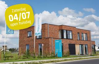 Instapklare kijkwoning met inpandige garage en 4 slaapkamers, gelegen langs de Honzebroekstraat.<br />Moderne bouwstijl met plat dak.<br /><br />Gelijkvloers : inkom, wc, ruime living (39 m²), ingerichte keuken met kookeiland, vaatwas, combi-oven, koelkast, kookplaat en dampkap. Inpandige garage met uitgietbak.<br /><br />1ste verdiep : ruime master bedroom met ingewerkte dressingkast, 3 ruime kinderkamers, ingerichte badkamer met ligbad, inloopdouche en meubel met dubbele lavabo, aparte wc, berging.<br /><br />Super laag E-peil (-7) door aansluiting op stadswarmtenet, in combinatie met doorgedreven isolatie, vloerverwarming en zonnepanelen (5.600 WP).<br />Deze woning wordt bemeubeld verkocht.<br />Ruime tuin met terras, aangrenzend aan groenzone.<br /><br />Heb je vragen of wens je een vrijblijvend bezoek ?<br />Contacteer dan je bouwadviseur Vincent Sohier op 0475 98 89 02 of mail naar vincent.sohier@durabrik.be.<br />