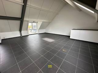 <p><span>Energiezuinig loftappartement van 117m² op de 2de verdieping met 1 slaapkamer, zolderberging/kamer, groot zonnig terras en achterliggende autostaanplaats. </span></p><p><span> </span></p><p><span>Indeling:</span></p><p><span> </span></p><p><span>Leefruimte (68m²) op tegels voorzien van kasten, volledig geïnstalleerde open keuken met AEG toestellen, badkamer met lavabo en douche, berging/wasplaats, slaapkamer met ingemaakte kasten, zolderberging met veluxraam of kleine kamer, groot zonnig terras op bankirai van 60m². </span></p><p><span> </span></p><p><span>Troeven:</span></p><p><span> </span></p><p><span>+ ruim loftappartement van 117m²</span></p><p><span>+ energielabel B (138 kWh/(m² jaar)</span></p><p><span>+ vloerverwarming</span></p><p><span>+ groot zonnig terras</span></p><p><span>+ veel lichtinval</span></p><p><span>+ lage algemene kost</span></p><p><span>+ ook ideaal als investering</span></p><p><span> </span></p><p><span>Kom niet 'TE LAET' en maak een afspraak via <span>info@immodelaet.be</span></span><span> of 03/644.00.88! </span></p><p><span> </span></p><p><span> </span></p><p><span> </span></p>