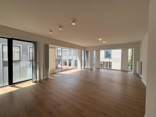 Ontdek dit modern en energiezuinig appartement in Hasselt, ideaal gelegen op de Botermarkt in het bruisende stadscentrum. Dit stijlvolle vastgoed combineert hedendaags comfort met een topligging, perfect voor wie centraal wil wonen met alle voorzieningen binnen handbereik.<br /><br />Indeling <br /><br />Verdieping +1:<br /><br />- Inkomhal<br />- Lichtrijke en ruime leefruimte met veel lichtinval<br />- Open keuken<br />- 1 grote slaapkamer met ensuite badkamer<br />- 1 kleinere slaapkamer, ideaal als bureau, dressing of logeerkamer<br /><br /><br />Dit appartement biedt een unieke woonervaring in het hart van Hasselt. Dankzij de centrale ligging geniet u van een uitstekende bereikbaarheid en bevindt u zich op wandelafstand van winkels, gezellige horecazaken, scholen en openbaar vervoer. Het levendige karakter van de stad, gecombineerd met het comfort van een modern appartement, maakt dit een ideale thuisbasis.<br /><br />Bent u op zoek naar een appartement in Hasselt waar comfort, energiezuinigheid en locatie samenkomen? Dan is dit pand zeker een bezoek waard. De lichtrijke ruimtes, praktische indeling en moderne afwerking zorgen voor een aangename en kwalitatieve woonomgeving.<br /><br />De snelste manier om een bezoek te brengen aan dit appartement? Vraag je bezoek aan via de rode knop op onze website (www.dewaele.com).<br /><br />Telefonisch kunnen er geen afspraken gemaakt worden. Bij andere vragen kun je ons telefonisch contacteren via 011 30 50 50.<br /><br />Tot binnenkort!<br />