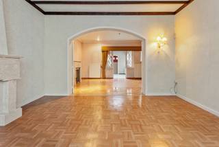 Te renoveren gezinswoning met 2 slaapkamers, ruime garage (42,88m2) en een gezellige tuin in het landelijke Zussen. Deze rustige locatie geniet...