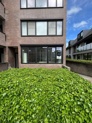 Op zoek naar comfortabel wonen op een centrale ligging mét een uitzonderlijke buitenruimte? Dan is dit charmante gelijkvloerse appartement in het hart van Sint-Kruis beslist een bezoek waard!<br />Het appartement geniet van een praktische indeling en werd deels vernieuwd, waardoor u meteen kunt genieten van hedendaags wooncomfort. Via de inkomhal komt u in de gezellige leefruimte met een vernieuwde open, volledig ingerichte keuken. Verder beschikt het appartement over een vernieuwde badkamer met douche en toilet, evenals twee ruime slaapkamers.<br />De absolute troef van deze eigendom is zonder twijfel de grote, zonnige en perfect georiënteerde tuin, waar u in alle rust kunt genieten van de zon en het buitenleven.<br />Daarnaast beschikt het appartement over een handige kelderberging. Een ondergrondse parkeerplaats kan afzonderlijk worden aangekocht.<br />Indeling: Inkomhal - Gezellige leefruimte - Vernieuwde open ingerichte keuken - Vernieuwde badkamer met douche en toilet - 2 ruime slaapkamers - Grote zongerichte tuin - Kelderberging (Mogelijkheid tot aankoop van een ondergrondse parkeerplaats)<br />Dit appartement combineert een centrale ligging, een praktische indeling en een uitzonderlijke tuin, wat het een ideale woonst maakt voor zowel eigen bewoning als investering.<br /><u><strong>Steeds te bezoeken na afspraak met ons kantoor:</strong></u><br />☎ 050/20.00.00<br />✉ info@myhomevastgoed.be