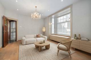 <p>Deze karaktervolle woning combineert authentieke elementen met verrassend veel ruimte en tal van mogelijkheden. Met maar liefst <strong>vijf slaapkamers, een garage, buitenterras en een volledige kelder</strong> is dit een pand met bijzonder veel potentieel.</p>
<p>Binnenin springen de authentieke details meteen in het oog, waaronder de prachtige <strong>Congolese houten deuren met loodglasramen</strong>, die de woning een unieke uitstraling geven.</p>
<p>Een belangrijke extra troef is de reeds <strong>goedgekeurde bouwvergunning voor de verbouwing tot kantoorruimte en duplexappartement</strong>. Hierdoor is het pand niet alleen interessant als ruime gezinswoning, maar ook voor wie wonen en werken wil combineren of op zoek is naar een eigendom met verschillende invullingsmogelijkheden.</p>
<p>Op het gelijkvloers bevinden zich een ruime keuken (12 m²), een lichtrijke leefruimte (21 m²) en een moderne badkamer (5 m²). De eerste verdieping telt drie volwaardige slaapkamers (10 m², 10 m² en 16 m²) en een kleinere kamer van 6 m². Op de tweede verdieping bevinden zich nog twee kamers van 9 m² en 11 m², aangevuld met een ruime zolder van 23 m².</p>
<p>Ook de <strong>centrale ligging</strong> vormt een absolute meerwaarde. Het station en verschillende bushaltes bevinden zich op wandelafstand, net als winkels, scholen en tal van dagelijkse voorzieningen. Voor wie graag even de rust opzoekt, ligt ook het <strong>Egmontpark</strong> vlakbij, met zijn groene omgeving, wandelpaden en speelzones.</p>
<p>Een authentiek pand met ruimte, karakter én toekomstmogelijkheden. <strong>Ontdek zelf het potentieel en plan vandaag nog uw bezoek!</strong></p>