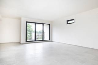 <p>Compact 2-slpk appartement + bureau van 102m Hanriot is een perfect Future Proof gebouw naar de Europse normen van 2050. Het appartement beschikt over een INDIVIDUELE WARMTEPOMP in combinatie met VLOERVERWARMING voor een perfecte ENERGIESCORE B. <br />Verkoop onderhevig aan registratierechten op de grond (12,5%) en BTW op de constructies. Parking en kelder bij aan te kopen.<br />Bezoek nu op afspraak met ons verkoopsteam! </p>