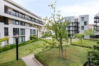 Te koop: energiezuinig appartement (EPC B+) met 1 ruime slaapkamer en 2 grote terrassen in de trendy Dansaertwijk aan het kanaal. Rustige ligging, vlak bij horeca, cultuur en openbaar vervoer:Indeling: - Inkomhal met individueel toilet- living met volledig uitgeruste open keuken (Oven, vaatwas, dampkap, koelkast, vriezer, kookplaat)- badkamer met bad en douche- 1 ruime slaapkamer- 2 terrassen van +-6m² met goede oriëntatie- berging met aansluiting voor wasmachine & droogkastExtra:- EPC B+ - Elektriciteit conform- Ruime kelder & gemene fietsenstalling- Staanplaats optioneel aan te kopen: €20.000