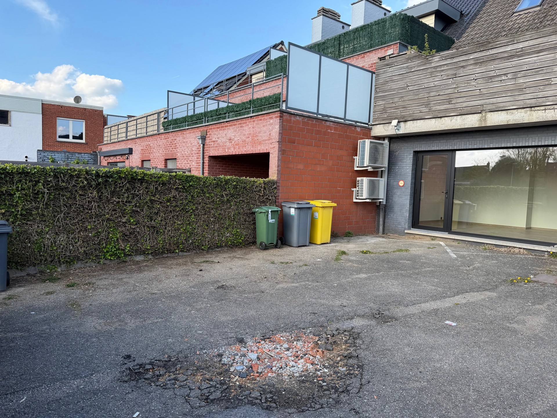 Instapklare handelsruimte van 85 m² met 4 private parkings! - foto 2