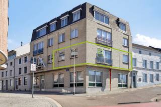 Dit lichtrijke appartement in centrum Tongeren is een pareltje met 105m² bewoonbare oppervlakte. Het appartement beschikt over 2 slaapkamers en...