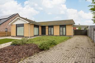 <strong>INDELING</strong><br /><strong>GELIJKVLOERS<br /></strong>Inkomhal/nachthal. Ruime woonkamer voorzien van houtkachel & airconditioning. Open keuken met zicht op de tuin en voorzien van de volgende toestellen nl. inductiekookplaat, afzuigkap, vaatwasmachine, koelkast, combi-oven en dubbele spoeltafel. Aansluitiende berging met ingemaakte kasten voorzien van een waterontharder, energiezuinige aardgasbrander van de C.V. en het warmwater, ventilatiesysteem type D en zolderluik. Wasplaats/achterinkom met omvormer van de pv-installatie, thuisbatterij van 5Kw en met aansluiting voor wasmachine/droogkast. <br />Recent gerenoveerde badkamer voorzien van douche, badkamermeubel met wastafel en toilet. 3 slaapkamers waarvan één met airconditioning.<br /><br /><strong>ZOLDERVERDIEPING<br /></strong>Geïsoleerde opbergzolder.<br /><br /><strong>BUITEN<br /></strong>Voortuin met oprit tot aan de garage & carport. Overkapping achteraan. Zon georiënteerd terras met aangelegde & omheinde tuin met tuinberging.<br /><br /><strong>BIJZONDERHEDEN <br /></strong>Houten ramen. Dubbele beglazing. Vliegenramen. C.V. op aardgas. Kruipkelder. Ventilatiesysteem type D. <br />8 zonnepanelen met een vermogen van 3.040Wp. <br /><br /><strong>POSITIEVE ASPECTEN</strong><br />Zeer rustige liggin vlakbij verschillende fiets- en wandelroutes aan Merksplas Kolonie<br />Laagbouwwoning – Alles op het gelijkvloers<br /><span>Geen renovatieverplichting</span><br />Elektriciteit is vernieuwd en conform<br />Tal van renovaties/energiezuinige maatregelen getroffen