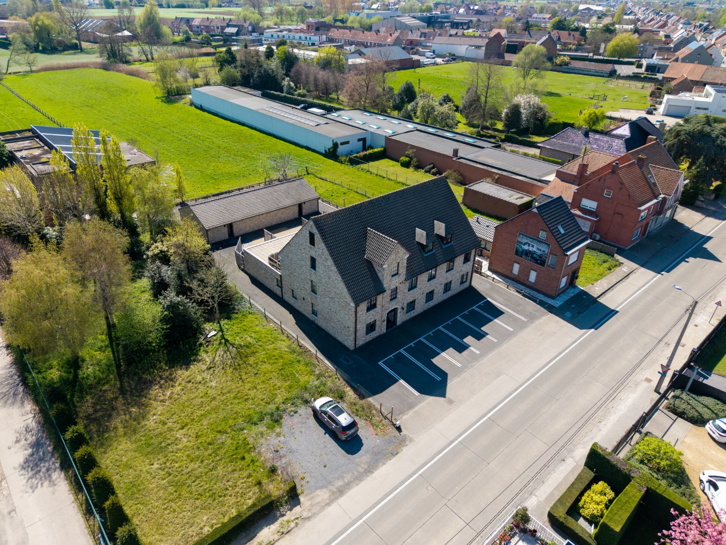Stijlvolle opbrengsteigendom bestaande uit 6 appartementen en 6 garages! - foto 5