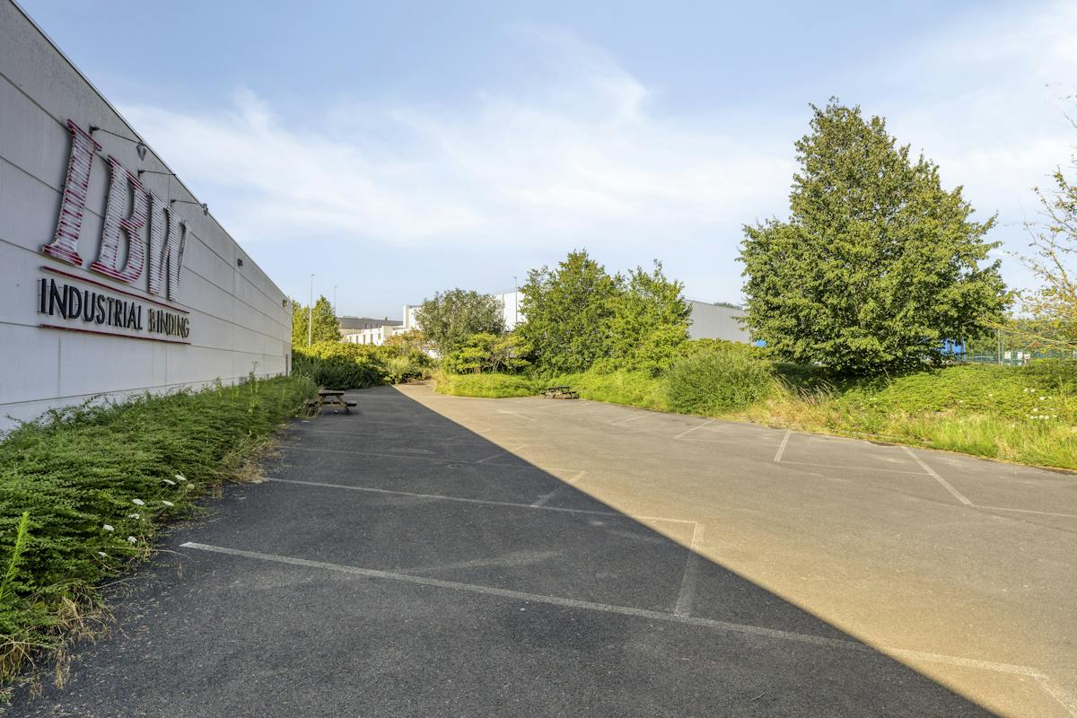 Logistiek magazijn met kantoor van 6.300m² te huur te Oostkamp. - foto 5