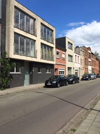 Instapklaar gelijkvloersappartement op een topligging, recht tegenover het Hof Van Roosendaalpark. Gelegen in een kleinschalige residentie van slechts 5 appartementen (bouwjaar 2005) met lage gemeenschappelijke kosten en individuele meters voor gas, water en elektriciteit. Winkels, scholen, openbaar vervoer en belangrijke invalswegen bevinden zich op wandelafstand. Het appartement omvat een ruime inkomhal met gastentoilet, een lichtrijke woon- en eetkamer, een volledig geïnstalleerde keuken, praktische berging, 2 volwaardige slaapkamers en een badkamer met ligbad en dubbele wastafel. Via het terras bereikt u de privatieve tuin, die rechtstreeks toegang geeft tot een zeer ruim magazijn. Een absolute troef voor zelfstandigen, hobbyisten of wie nood heeft aan extra opslagruimte. Bovendien is de elektrische installatie conform!! Afzonderlijke kelderruimte voorzien. <br />Interesse? Contacteer ons vrijblijvend voor meer informatie of een bezoek op 0488 60 05 07.