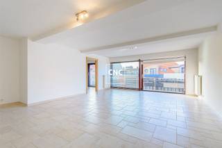 Ruim appartement met 2 slaapkamers op toplocatie in de Lippenslaan.Gelegen in het bruisende hart van Knokke, op de gekende Lippenslaan, vinden we...
