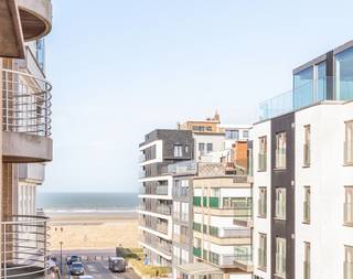 ! EXCLUSIEF PENTHOUSE APPARTEMENT MET RUIME TERRASSEN EN PRACHTIG ZEEZICHT IN NIEUWBOUWPROJECT DUINHOEK TE KOKSIJDE!<br /><br />Het penthouse appartement is de eyecatcher van dit kleinschalig nieuwbouwproject dat bestaat uit slechts 4 appartementen. De werken van deze nieuw te bouwen residentie, gelegen te Joststraat 7A, 8670 Koksijde - een rustige ligging, vlakbij zee en de duinen - vangen binnenkort aan. De oplevering is voorzien rond april 2027.<br /><br />Het duplexappartement werd als volgt ingedeeld: 
<ul>
	<li>Verdieping 4: inkomhal | open, volledig uitgeruste keuken met aanpalende berging | leefruimte uitgevend op balkon met zijdelings zeezicht | afzonderlijk toilet | slaapkamer met aanpalende badkamer voorzien van inloopdouche en lavabo | trap naar de bovenverdieping;</li>
	<li>Verdieping 5: tweede slaapkamer uitgevend op zonneterras aan de achterzijde | badkamer voorzien van douche en lavabo | salon uitgevend op ruim terras met zijdelings zicht op zee.  </li>
</ul>
De indeling van het appartement kan nog aangepast worden naar uw wensen. Drie slaapkamers zijn mogelijk! <br /><br />TROEVEN: kleinschalige residentie - ruime terrassen (30 m²) - Prachtig zicht op zee - 2 à 3 slaapkamers - Kwalitatieve afwerking<br /><br />Aankoop van kelderberging in de residentie mogelijk. Gemeenschappelijke fietsenberging aanwezig. <br /><br />De foto van het zicht op zee werd genomen van op de tweede verdieping. Het zeezicht op de vierde verdieping zal dus nog indrukwekkender zijn! <br /><br />Exclusief verblijven aan zee op het hoogste niveau? Genieten op een groot terras met zicht op zee? Deze penthouse in nieuwbouwproject Duinhoek combineert zicht op zee met luxe, ruimte en een ongeëvenaard wooncomfort.