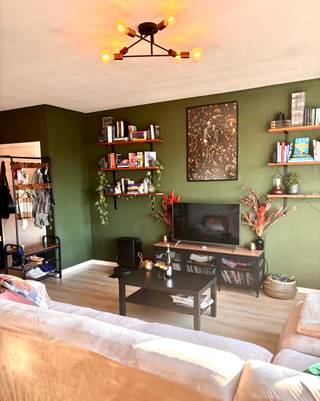 Instapklaar, gerenoveerd & lichtrijk appartement met lage kosten<br /><br />Dit lichtrijke en moderne 1-slaapkamer appartement (65 m²) combineert comfort, rust en een uitstekende ligging — ideaal voor starters of wie dichtbij de stad wil wonen, met tegelijk voldoende groen en ademruimte.<br /><br />✨ Volledig gerenoveerd in 2019 en meteen instapklaar<br /><br />Dankzij de grote raampartijen geniet je hier van een mooie lichtinval en een ongehinderd zicht. <br />De leefruimte sluit naadloos aan op de volledig ingerichte keuken. Keukenmeubels zijn inclusief.<br /><br />De slaapkamer ligt aan de oostzijde en beschikt over maatkasten.<br />Verder is er een aparte wasberging en een privatieve kelderberging inbegrepen.<br /><br />🏢 Gelegen op de 3e verdieping van een kleine, rustige residentie zonder lift en zonder syndicus → zeer lage gemeenschappelijke kosten.<br /><br />Het gebouw werd goed onderhouden (vernieuwd dak), het appartement is asbestveilig, voorzien van een hoogrendementsketel (Bulex) én de elektriciteit is conform.<br /><br />📍 Topligging met perfecte balans tussen stad en groen:<br />Op wandelafstand van winkels en gezellige parken. <br />Tram vlakbij en vlotte verbinding naar belangrijke invalswegen. Het centrum van Antwerpen bereik je op ca. 30 minuten fietsen.<br /><br />✅ Troeven:<br /><br />- Instapklaar & gerenoveerd (2019)<br />- Lichtrijk appartement met open zicht<br />- 65 m² woonoppervlakte<br />- 1 slaapkamer + aparte wasberging<br />- Maatkasten & keukenmeubels inbegrepen<br />- Kelderberging inbegrepen<br />- Zeer lage gemeenschappelijke kosten<br />- Voldoende parkeermogelijkheden in de omgeving<br /><br />📊 EPC: 252 kWh/m²<br />⚡ Elektriciteit conform<br />🛡️ Asbestveilig<br /><br />📞 Interesse? Plan je bezoekmoment tijdig in:<br />Bel/sms: 0456 91 27 <br />Meer info - mail naar: sintbernardse623@outlook.com