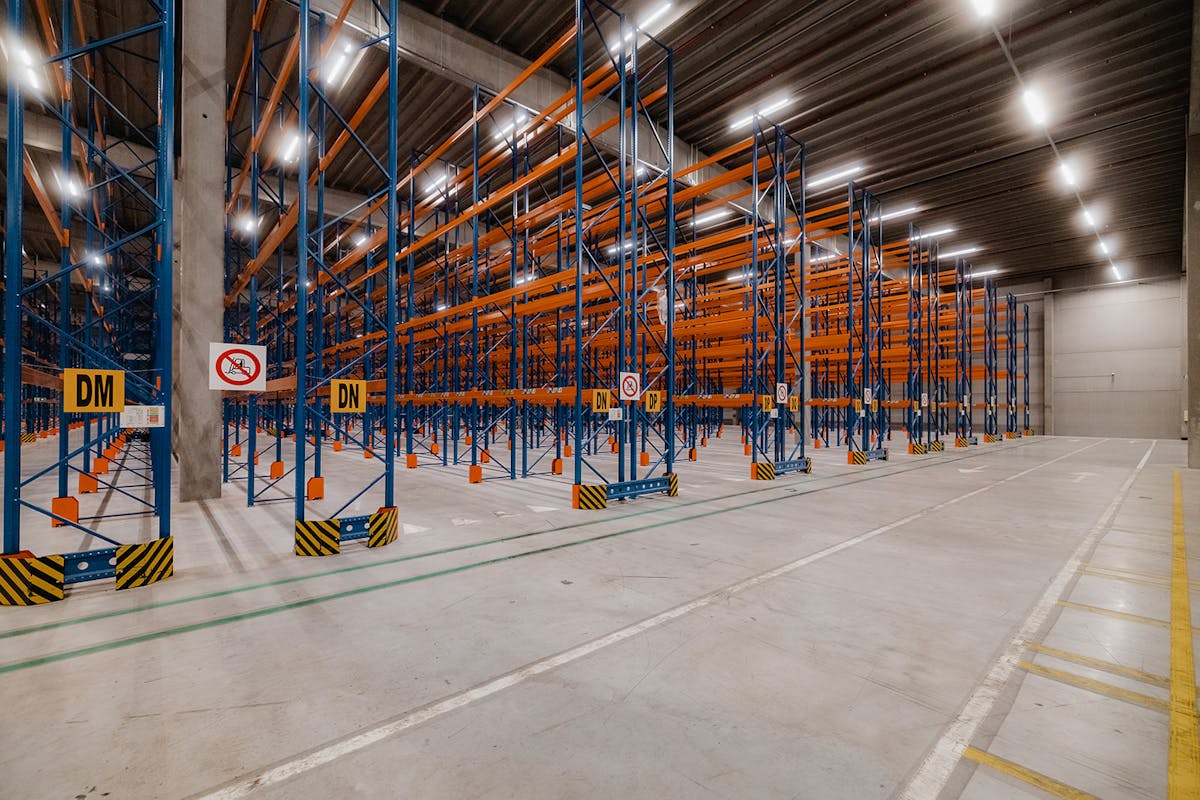 Strategically located warehouse (9,255m²) for rent in Willebroek - photo 3