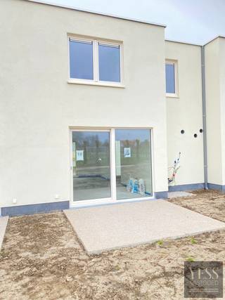 Welkom bij De Strandloper, een stijlvol en energiezuinig project op een toplocatie in Bredene!<br /><br /><span>Indeling van de woning:</span><strong> </strong><br /><strong>- Gelijkvloers:</strong> Tellerkast, ruime berging, lichtrijke en ruime living, terras, open keuken en gastentoilet.<br /><strong>- Op verdiep:</strong> nachthal, 3 slaapkamers, badkamer met lavabo en toilet.<br />Elke woning beschikt over een zuidgericht terras, ideaal om maximaal te genieten van zon en rust.<br />Elke woning beschikt over een parking vooraan het domein.<br /><br />Daarnaast wordt er sterk ingezet op energiezuinigheid en toekomstgericht wonen:<br />- Verwarming en koeling via lucht-lucht warmtepomp<br />- Energie-efficiënte technieken<br />- Fietsenstallingen voorzien op het domein<br /><br />De Strandloper biedt u de perfecte combinatie van rust, comfort en nabijheid van strand en natuur. Hier woont u in een aangename kustgemeente met vlotte bereikbaarheid en alle voorzieningen binnen handbereik.<br /><br /><strong>Bent u op zoek naar een eigentijdse vakantiewoning aan zee met doordachte indeling en zonnig terras?</strong><br />- De Strandloper in Bredene is een unieke kans.<br /><br />Neem vandaag nog contact op of plan een bezoek aan onze bemeubelde modelwoningen op Blekkaertstraat 50, Bredene aan Zee.<br />De Strandloper – Uw droom of investering aan zee - Verkoopkantoor ter plaatse op afspraak: info@yess-vastgoed.be / 050 33 59 03