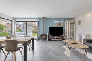 Dit alleenstaand huis in de Rietbeekstraat te Oostrozebeke (bouwjaar 1973, renovatie 2013) ligt in een rustige, kindvriendelijke buurt nabij winkels, scholen en invalswegen.<br />Met een bewoonbare oppervlakte van ca. 170 m² op een perceel van 533 m² biedt dit huis alle ruimte voor een comfortabel gezinsleven, inclusief een zonnige westgerichte tuin.<br /><br />Indeling<br />Gelijkvloers<br />- Inkomhal met gastentoilet<br />- Volledig uitgeruste ATAG-keuken met kwalitatieve inbouwtoestellen<br />- Lichtrijke leefruimte met gezellige zit- en eetplaats, voorzien van een houtkachel<br />- Ruime berging<br />- Master bedroom met en-suite badkamer en mogelijkheid tot dressing<br /><br />Eerste verdieping<br />- Nachthal<br />- 3 volwaardige slaapkamers<br />- Extra ruimte die perfect dienst kan doen als 4e slaapkamer, bureau of hobbykamer<br />- Wasruimte/berging met aansluitingen voor een tweede badkamer<br /><br />Zolder<br />- Praktische opbergruimte<br /><br />Buiten<br />- Westgerichte tuin waar je ten volle van de zon geniet<br />- Terras en tuin<br />- Groot tuinhuis<br />- Oprit en garage met plaats voor meerdere wagens<br /><br />Extra troeven<br />- Grotendeels gerenoveerd in 2013 en instapklaar<br />- Conforme elektrische keuring<br />- LED-verlichting en zonwering aanwezig<br />- Ideaal voor grote gezinnen, thuiswerk of wie extra ruimte zoekt<br />- Rustige ligging met een vlotte verbinding naar omliggende gemeenten<br /><br />Ben je op zoek naar een ruim huis waar comfort, rust en functionaliteit samenkomen? Dan is dit huis een bezoek waard. Contacteer ons vandaag nog voor meer informatie!<br /><br /><br /><br />Bestuursmaatregelen in het maatregelenregister: nee<br /><br />Deze AI-visualisaties zijn bedoeld als inspiratie. Er werd geen rekening gehouden met technische specificaties, stedenbouwkundige voorschriften of de concrete mogelijkheden tot realisatie.